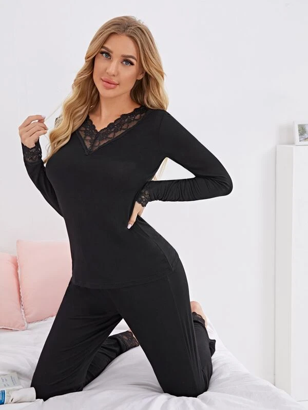 Pyjama festonné en dentelle contrastée