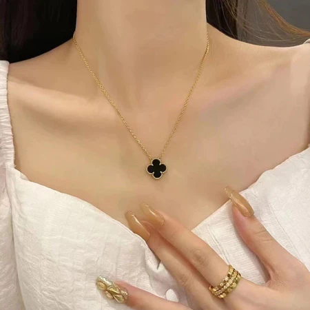 Titanium Clover Necklace Anti-Rust Women's Clover Jewelry Luxury Rose Gold Fashionable And Simple Clavicle Chain LB